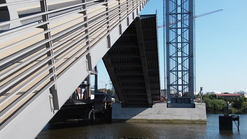 Zweiarmige Klappbrücke über einen Fluss