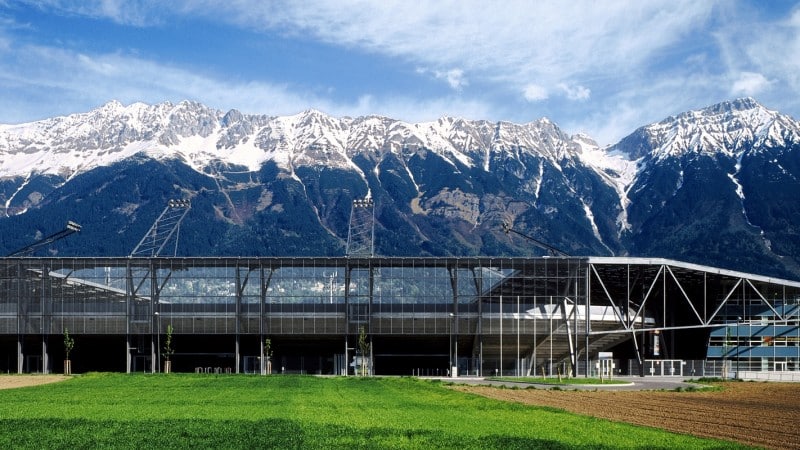 Wörthersee Stadion in Klagenfurt vor Alpenpanorama