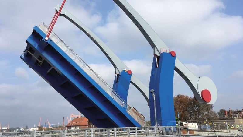 Geöffnete Schleuse der Nesselande in Emden