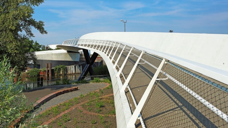 Stahlkonstruktion der Geh- und Radwegbrücke über den Ölhafen Raunheim