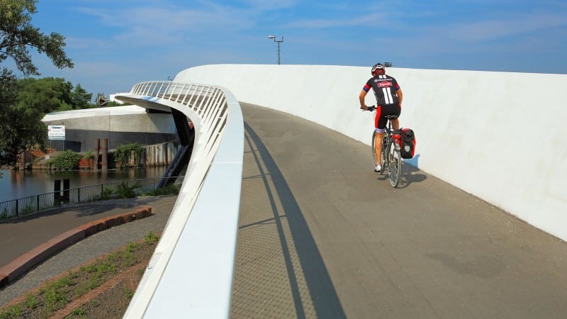 Fahrspur der Brücke über den Ölhafen in Raunheim