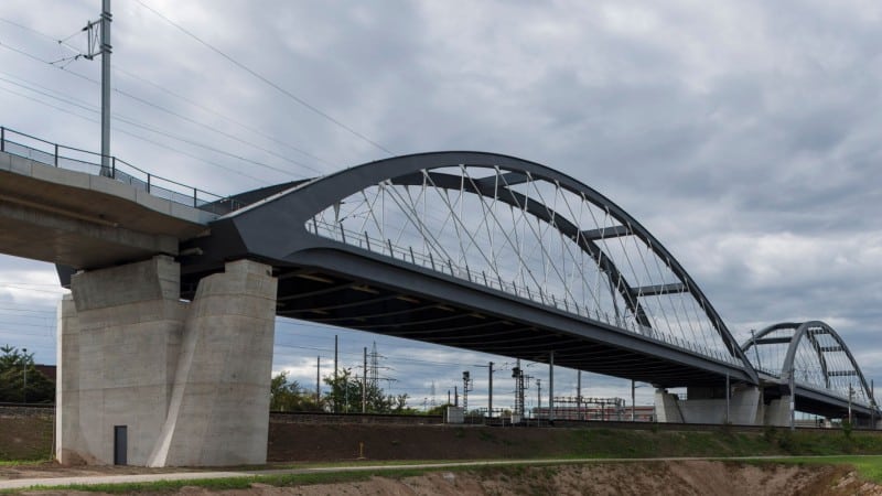 Seitenansicht der Brücke
