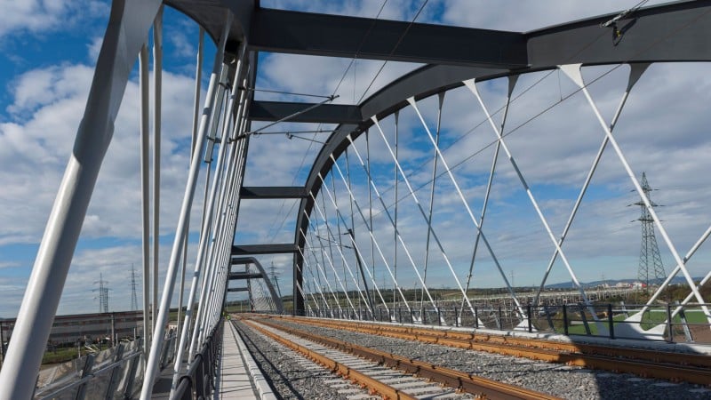 Fahrspur der Brücke der Verbindung der Ostbahn mit Flughafen-Schnellbahn