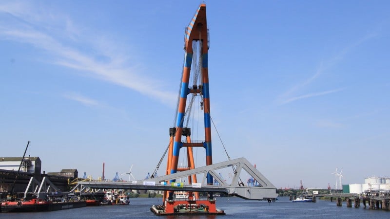 Seitenansicht der Brücke