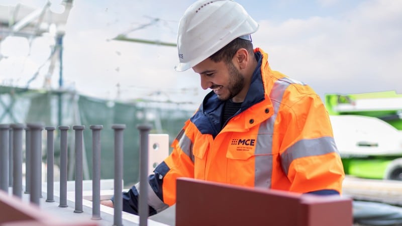 MCE Techniker auf einer Baustelle bei der Arbeit