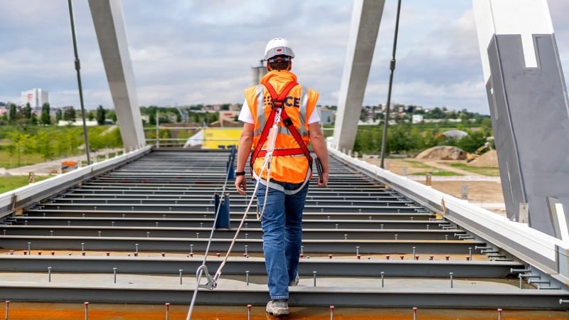 MCE Techniker gesichert auf einer Brücken-Baustelle