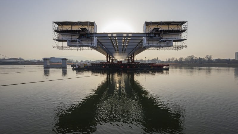 Einschwimmen der Neuen Donaubrücke in Linz